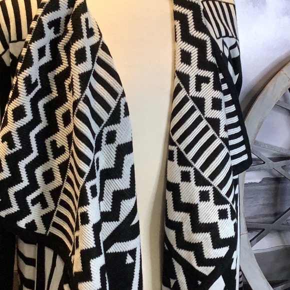 Bar III Black White Open Front Geometric Aztec Sweater Cardigan Size M - Picture 2 of 9